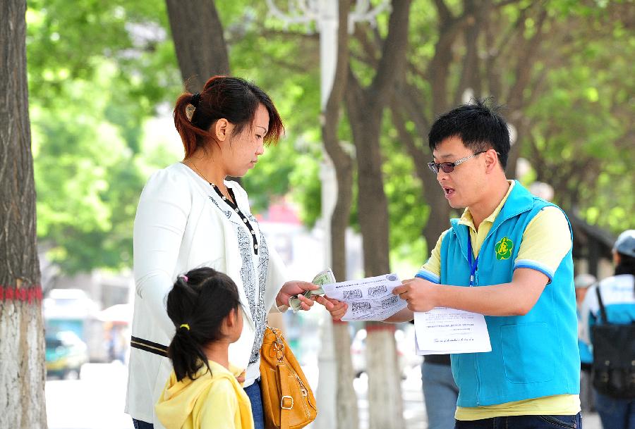 5月17日，宁夏聋人协会志愿者在银川街头向市民分发材料，号召市民关爱聋人。