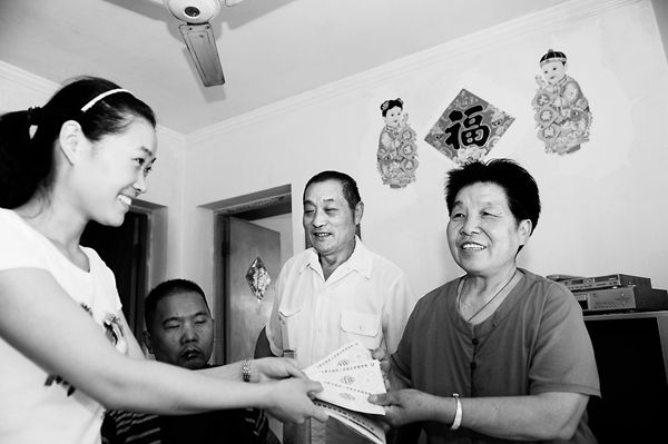6月17日，合肥市蜀山区安农社区的一户残疾人家庭拿到了残疾人托养服务券。杨竹 摄