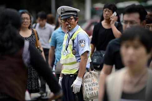 中国人的一天：昆明好人聋子老张 义务指挥交通23年(组图)