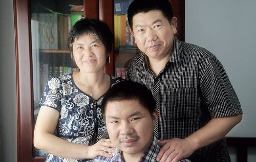 张震和爸爸张红专、妈妈唐怀英在一起。