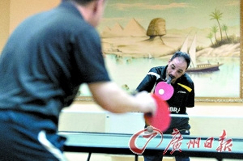 哈玛托（右）与中国朋友打乒乓球。