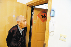 凯苑社区工作人员为独居老人安装闪光门铃。 记者刘凯达摄