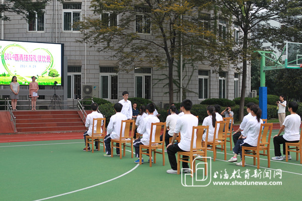 中餐烹饪三年级学生表演坐姿（上海市聋哑青年技术学校 吴熠玮）.jpg
