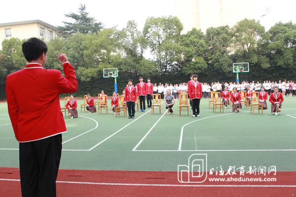 美术高四年级师生共同表演蹲姿（上海市聋哑青年技术学校 吴熠玮）.jpg