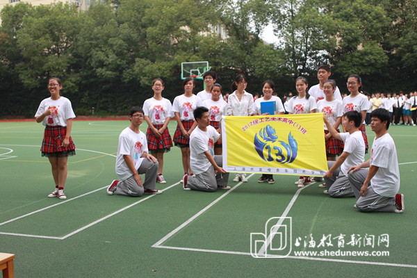 美术高三1班在展示他们的班徽和班服（上海市聋哑青年技术学校 吴熠玮）.jpg