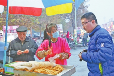 手势是小蛮与顾客对话的唯一“语言”