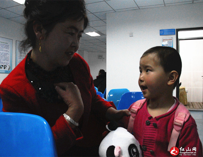 听障患儿吾兰不断给医务人员频频举手示意表明自己听得到了声音。
