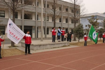 学生代表李苗宣读环保倡议书