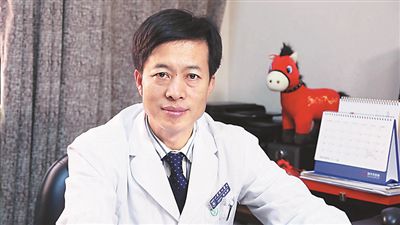 李永新主任：北京同仁医院耳鼻咽喉头颈外科-耳科主任、主任医师、教授，擅长双侧人工耳蜗微创植入；听力重建手术；各类中耳炎手术；面瘫、肿瘤等。