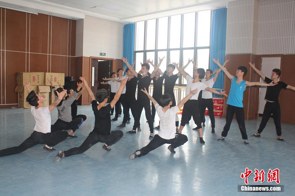 4月17日，河南郑州师范学院，23名平均年龄仅为19岁的聋哑大学生正在排练舞蹈。他们是一群接触舞蹈仅一两年的舞者，他们组成“聋哑人舞蹈队”，抱团取暖，希望用整齐划一的舞蹈去征服每一位观众，证明自我价值。练习舞蹈时，他们听不见声音，就靠老师的跺脚一遍遍感受节奏；他们起步晚，基础差，就靠每天10余小时的训练来弥补差距；他们生活在单调的无声世界，却纷纷表示愿意付出远超常人的的辛苦去实现舞蹈梦；他们面对自身身体缺陷，却能仍旧面带笑容对待身边的人。他们是一群有着梦想与担当，希望用所热爱的舞蹈完成梦想、自食其力的强者。马义恒 摄