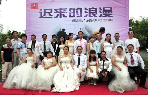 9对夫妻穿上婚纱留下最美的时刻。本组图均为湖南日报记者郭立亮摄