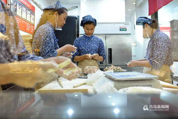 励志青年！青岛聋哑学霸 水饺店打工赚学费(组图)