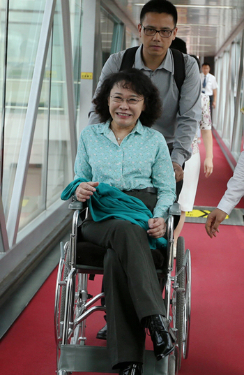 ２０１５年７月２５日，北京冬奥申委代表团成员之一的张海迪抵达马来西亚吉隆坡。新华社记者公磊摄
