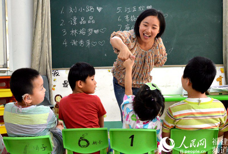 9月7日是福州市聋哑学校学前班2015年秋季新学期开班的第一天，“笑容”和“鼓励”成为王超老师的课堂上最多的元素。李挺摄