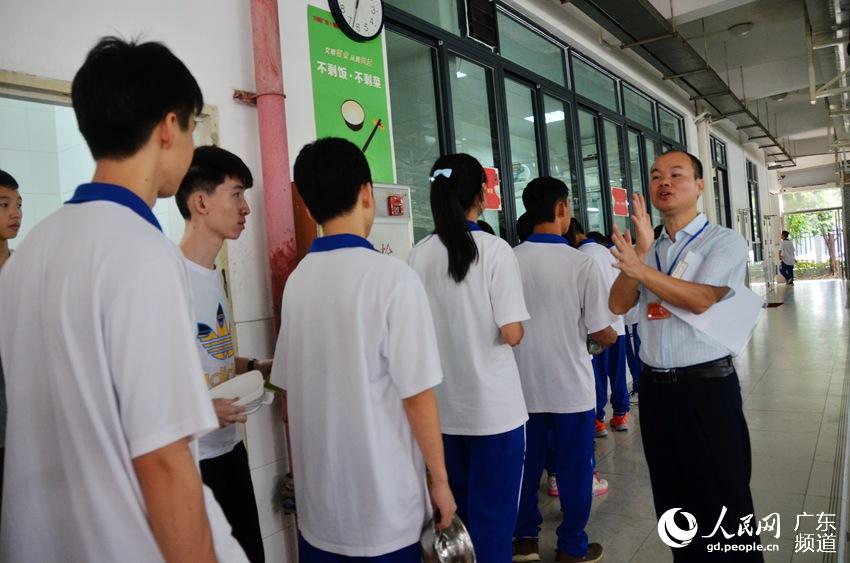 9月7日是福州市聋哑学校学前班2015年秋季新学期开班的第一天，“笑容”和“鼓励”成为王超老师的课堂上最多的元素。李挺摄