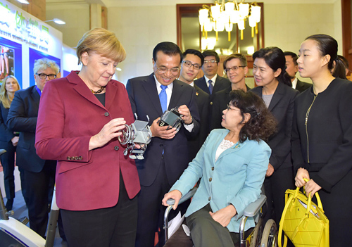 中国残疾人联合会主席张海迪向两国总理赠送了自己亲手设计的轮椅模型。新华社记者 谢环驰 摄