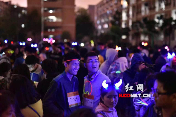 参加迷你马拉松的选手在湖南大学天马学生公寓前集合。