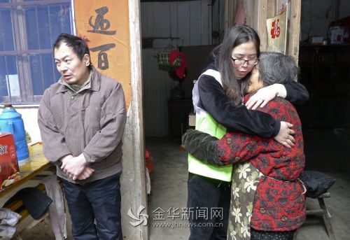 丁巧燕深情地抱着阿婆说：“阿婆，你真不容易，辛苦了！”