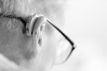老年人听力下降 如何选择助听器