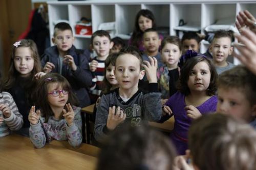小男孩扎德在和班里的其他同学一起学手语。(网页截图)
