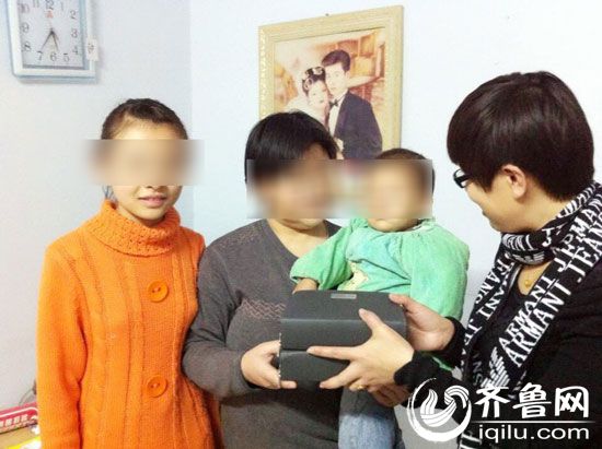 萱萱妈妈帮助听障儿童蕊蕊姐妹俩捐献了3只总价值近10万元的助听器