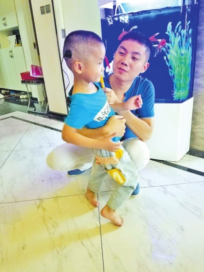 韩江涛和他收养的聋儿宝宝受访者供图