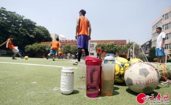 他们正在申请建立聋人足球学校，希望这支足球队起好带头作用，大孩子带小孩子，把足球精神传承。图为训练的队员们。